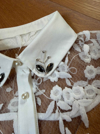 Feine Raffinesse – Runder Blusenkragen Off-White mit funkelnden Details