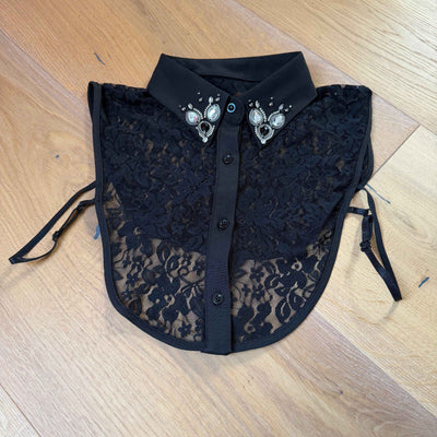 Strahlender Chic – Schwarzer Spitzen Blusenkragen mit edlen Strassakzenten