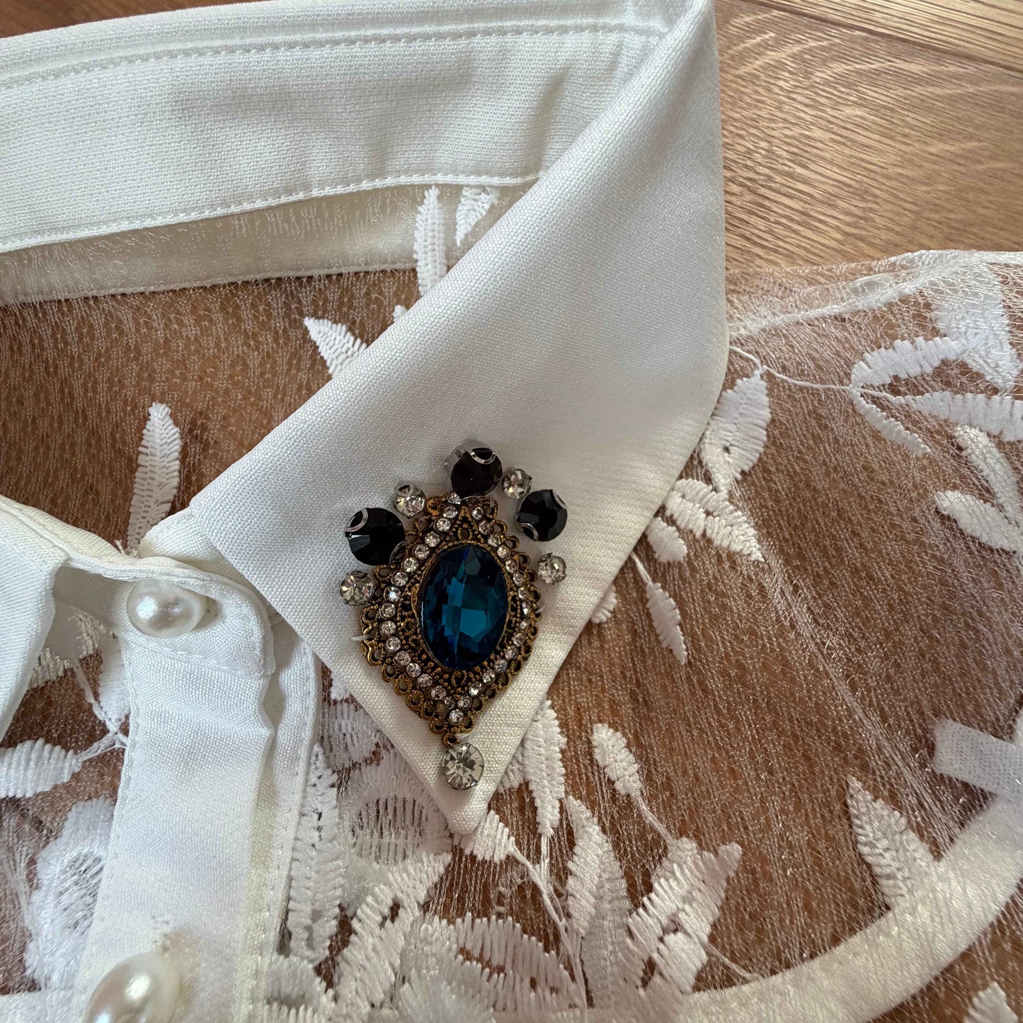 Eleganz im Detail – Off-White Blusenkragen aus Spitze mit Strasssteinen