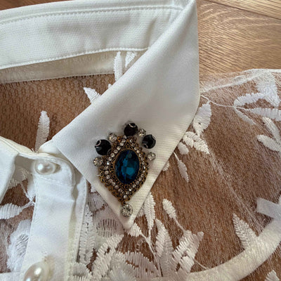 Eleganz im Detail – Off-White Blusenkragen aus Spitze mit Strasssteinen