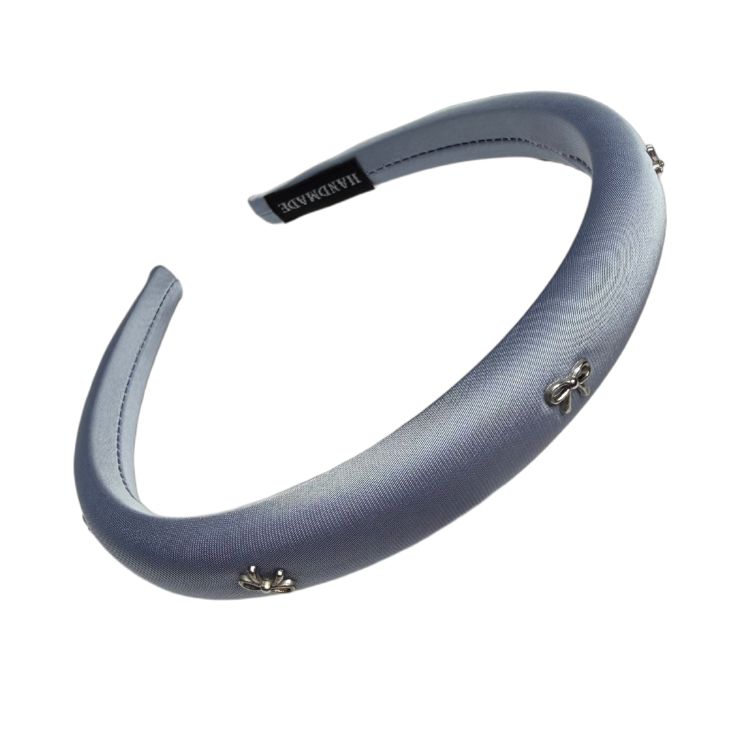 Satin‑Silber — Reif verziert mit kleinen silbernen Maschen