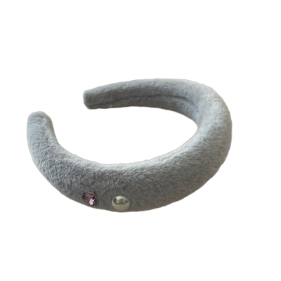 Winterglanz – Graues Fellimitat trifft auf zarte Steinchen