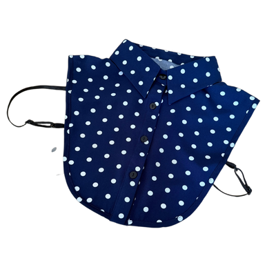 Eleganter blauer Blusenkragen mit weissen Punkten