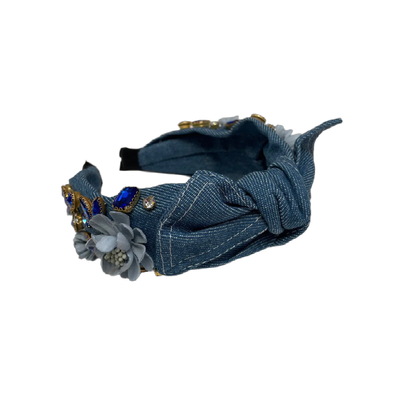 Denim Bloom – Haarreif mit Schleife, Blüte & Glanz