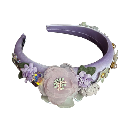 Romantischer Haarreifen mit Blüten und funkelnden Schmucksteinen – florale Eleganz zum Verlieben