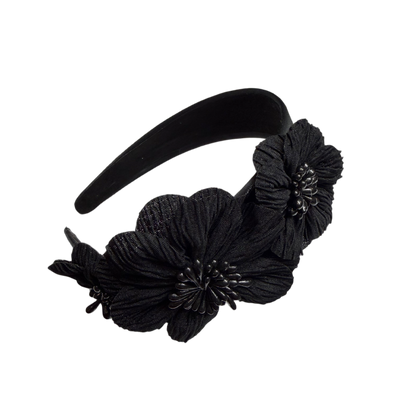 Dreiblüte — Eleganter Satin‑Haarreif mit seitigem Blumenbouquet