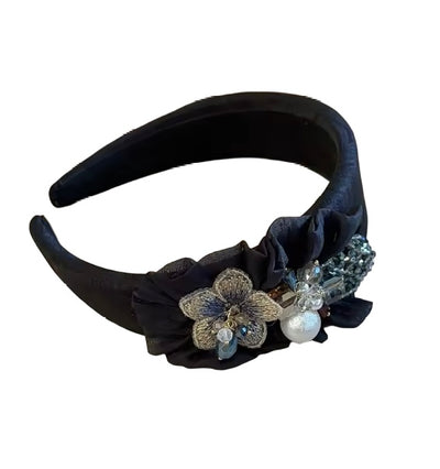 Blooming Grace – Eleganter Haarreifen mit Blüten, Perlen und funkelnden Schmucksteinen