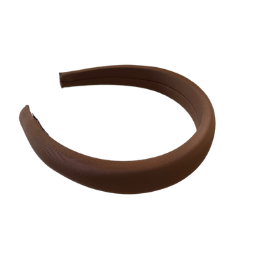 Braune Sinnlichkeit – Satin-Haarreif für zeitlose Schönheit