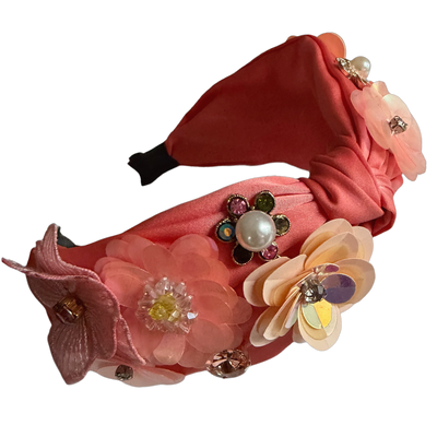 Lachsblüte — Floraler Haarreif mit Perlen, Strass, Pailletten & mittigem Knoten