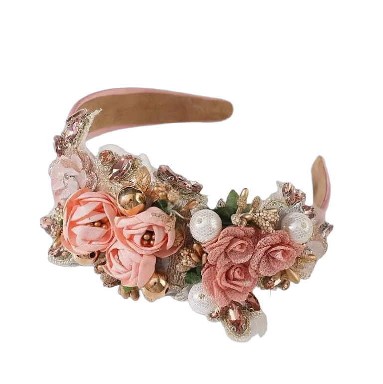 Perlenpracht und Blütenzauber: Der Haarreif für romantische Seelen