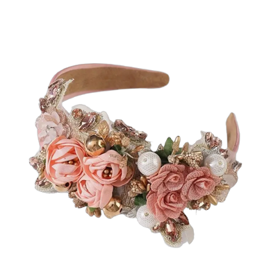 Perlenpracht und Blütenzauber: Der Haarreif für romantische Seelen