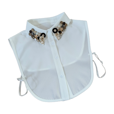 Vintage Elegance – Blusenkragen in Off White mit edlem Knopf- & Perlenschmuck