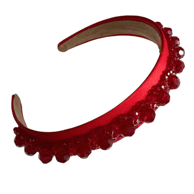 Rubinkuss — Roter Satin‑Haarreif mit Perlenbesatz