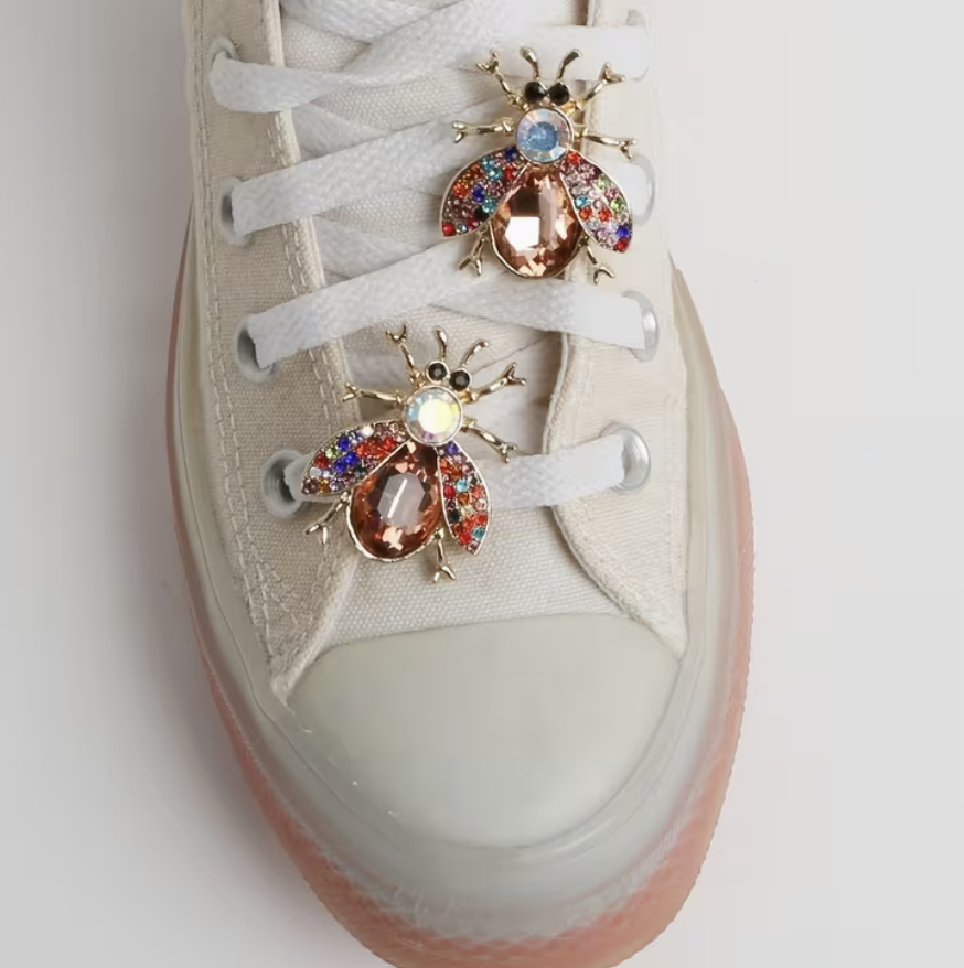 Funkelnde Schuhdeko für Schnürsenkel – Kleine Schmuckstücke mit grossem Wow-Effekt