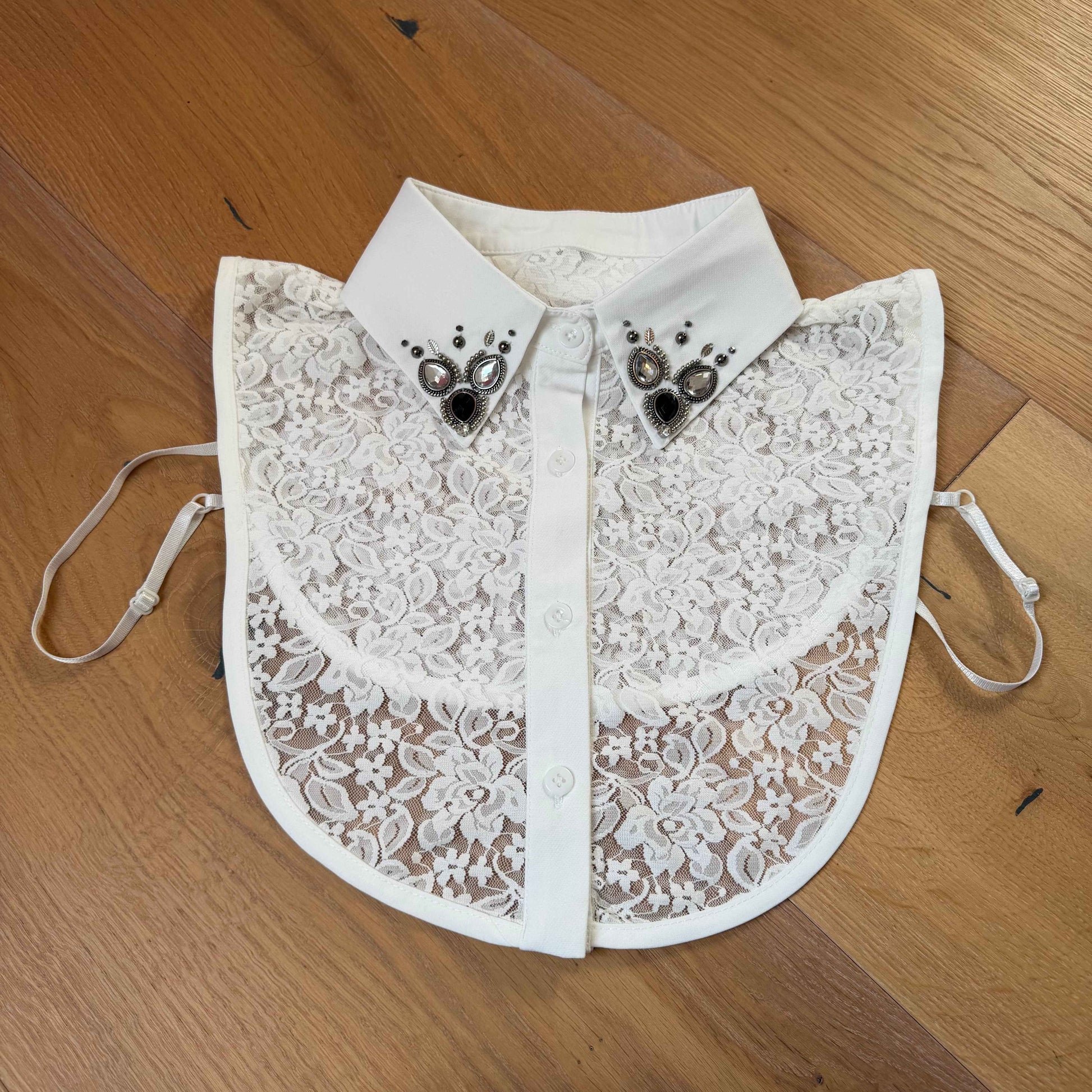 Strahlender Chic – Spitzen Off White Blusenkragen mit edlen Strassakzenten