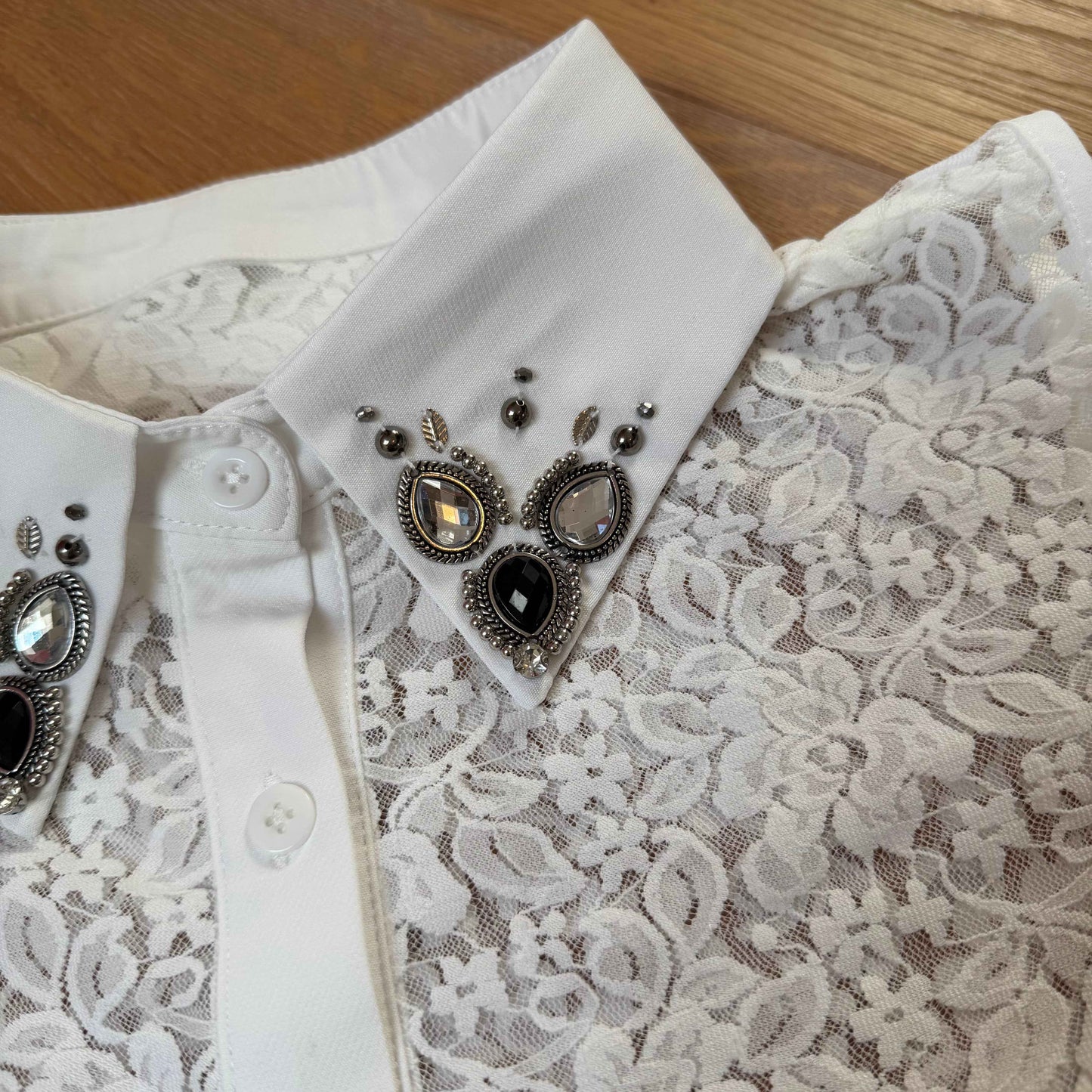 Strahlender Chic – Spitzen Off White Blusenkragen mit edlen Strassakzenten