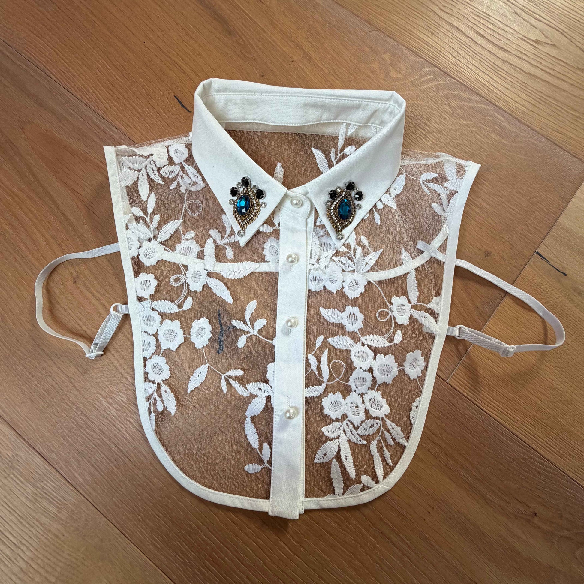 Eleganz im Detail – Off-White Blusenkragen aus Spitze mit Strasssteinen