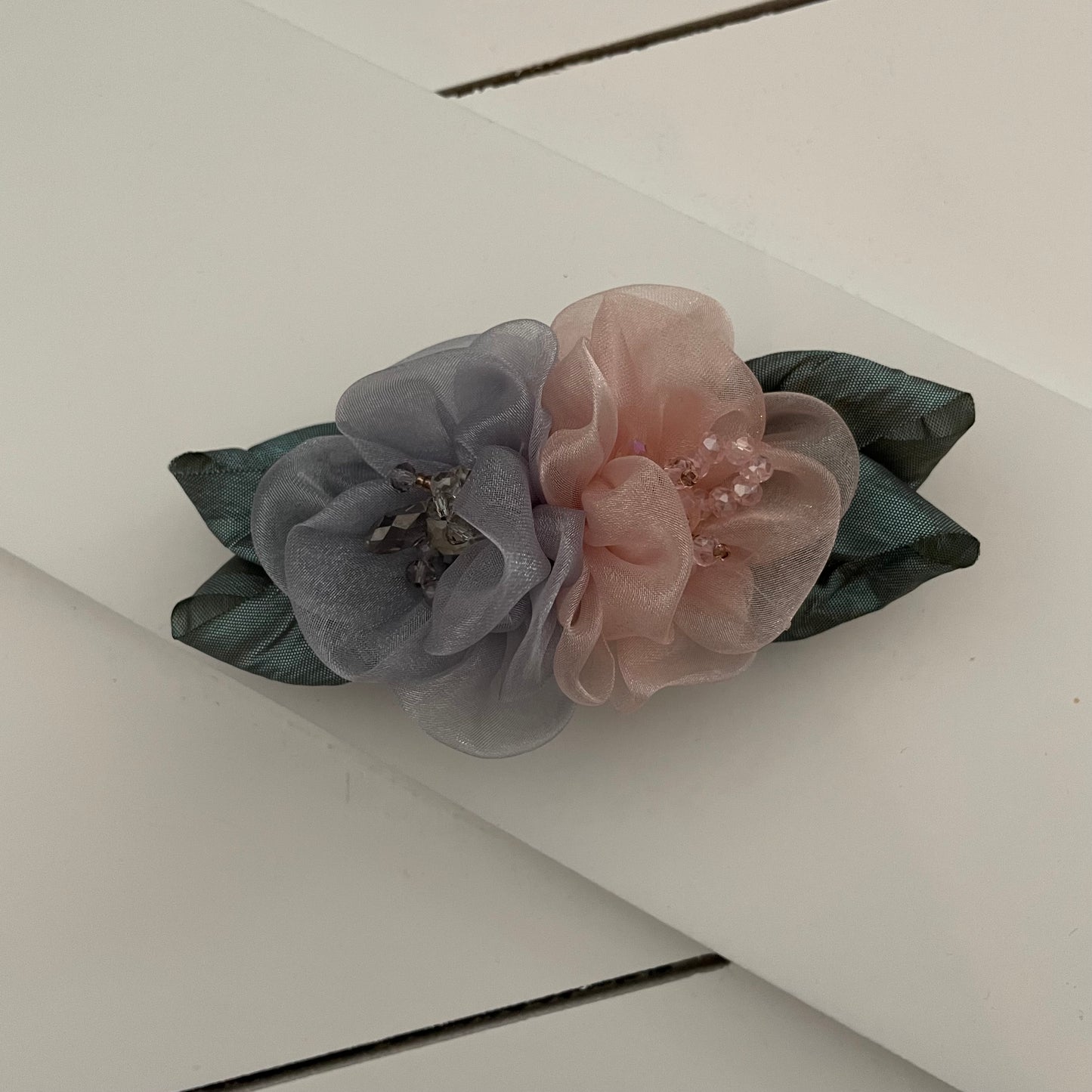 Barrettes à cheveux avec fleurs en filet perles de verre organza