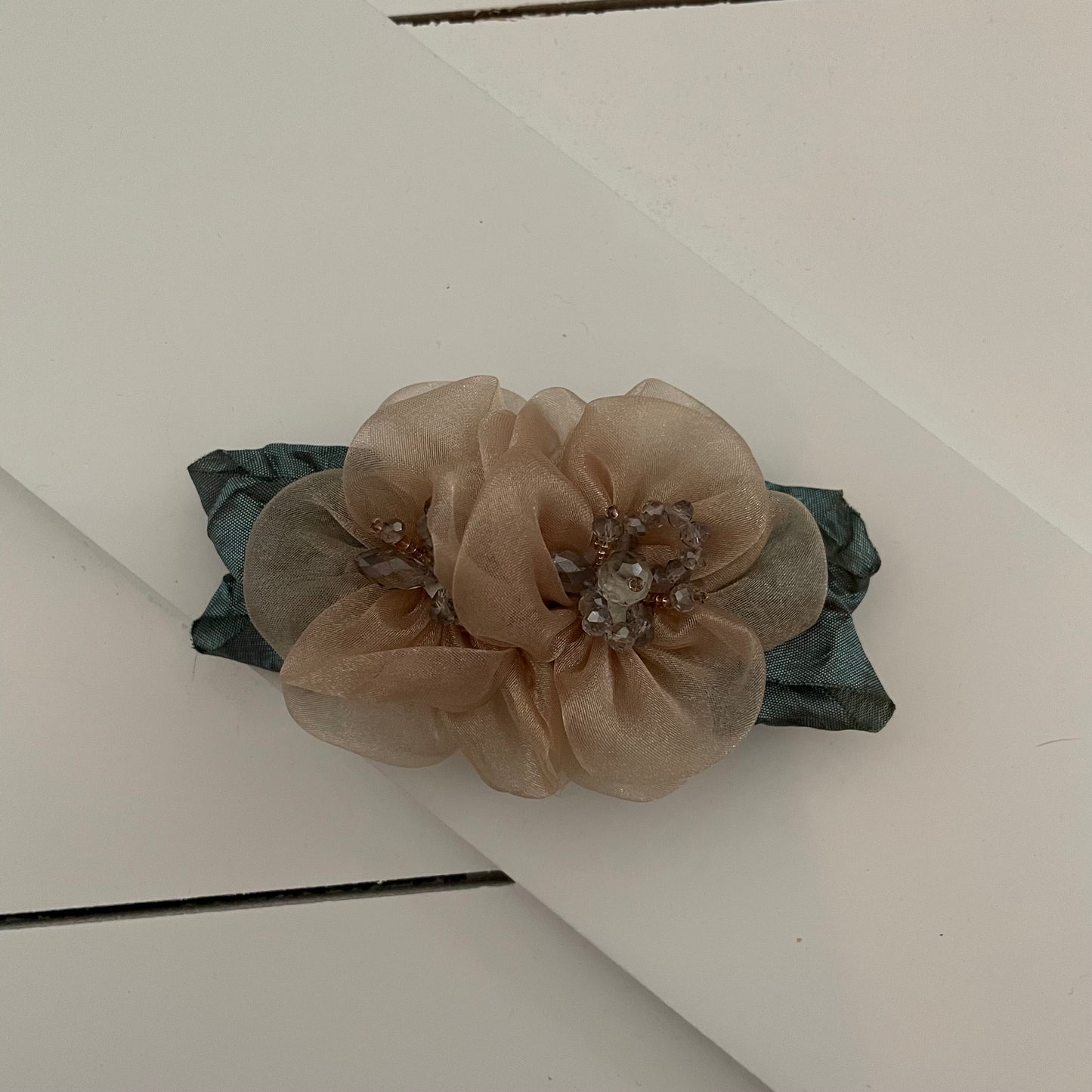 Barrettes à cheveux avec fleurs en filet perles de verre organza