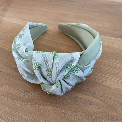 Summery headband with knot daisy chains