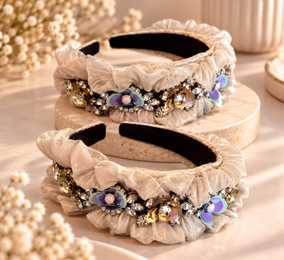 Glamour Elegance – Edler Haarreif mit funkelnden Schmucksteinen und zarten Rüschen