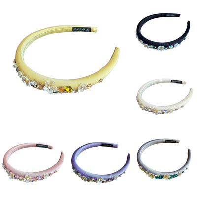 Schmaler Satin-Haarreifen mit Blüten & Strass – Zarte Eleganz mit glamourösem Glanz