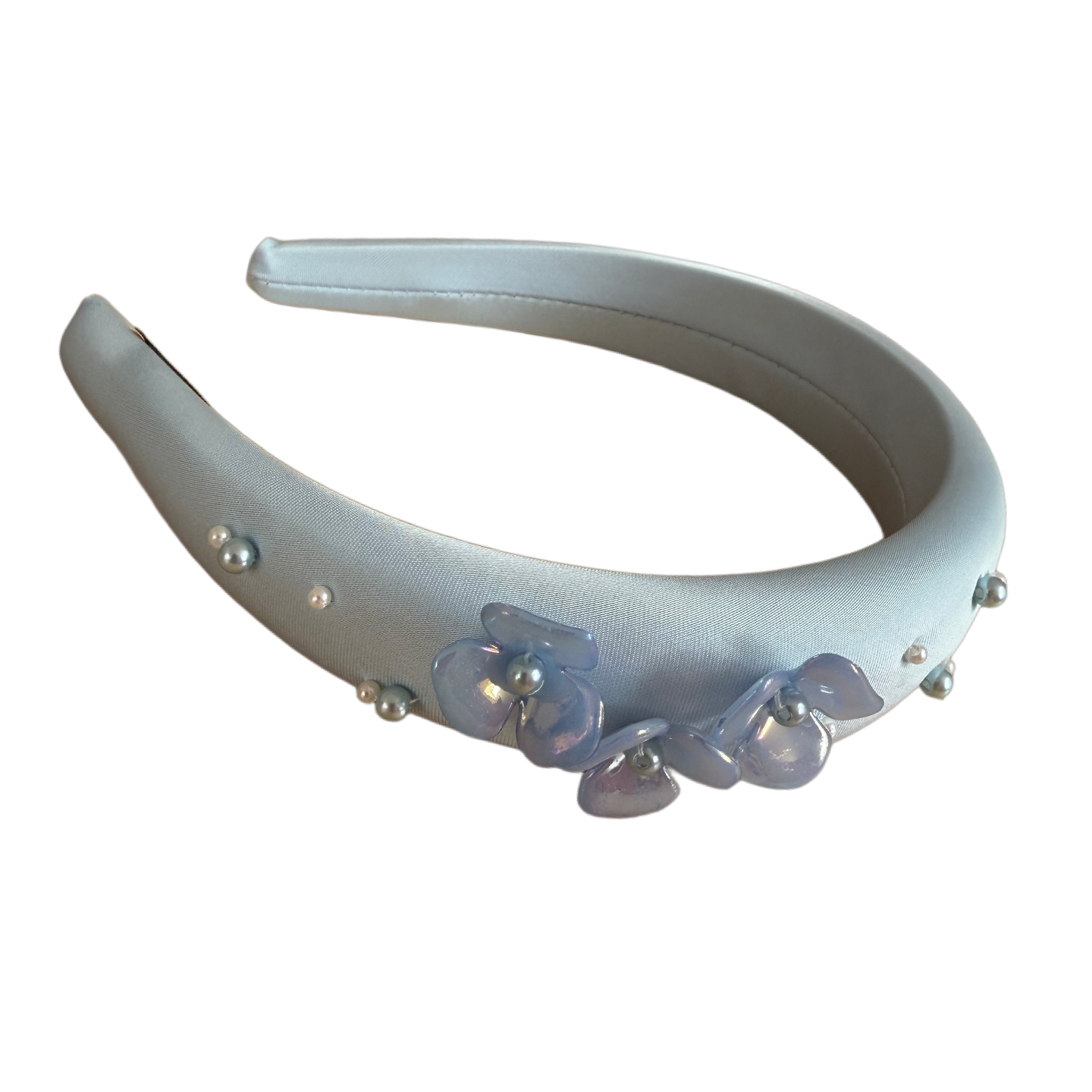 Romantischer Satin-Haarreifen mit Blüten und Perlen – zarte Eleganz in Pastell