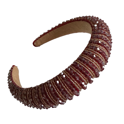 Burgunderpoesie — Perlenbesetzter Reif in tiefem Weinrot