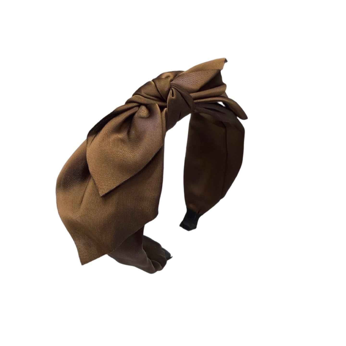 Swing & Satin — Reif mit auffälliger Top‑Schleife