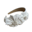 Dreiblüte — Eleganter Satin‑Haarreif mit seitigem Blumenbouquet