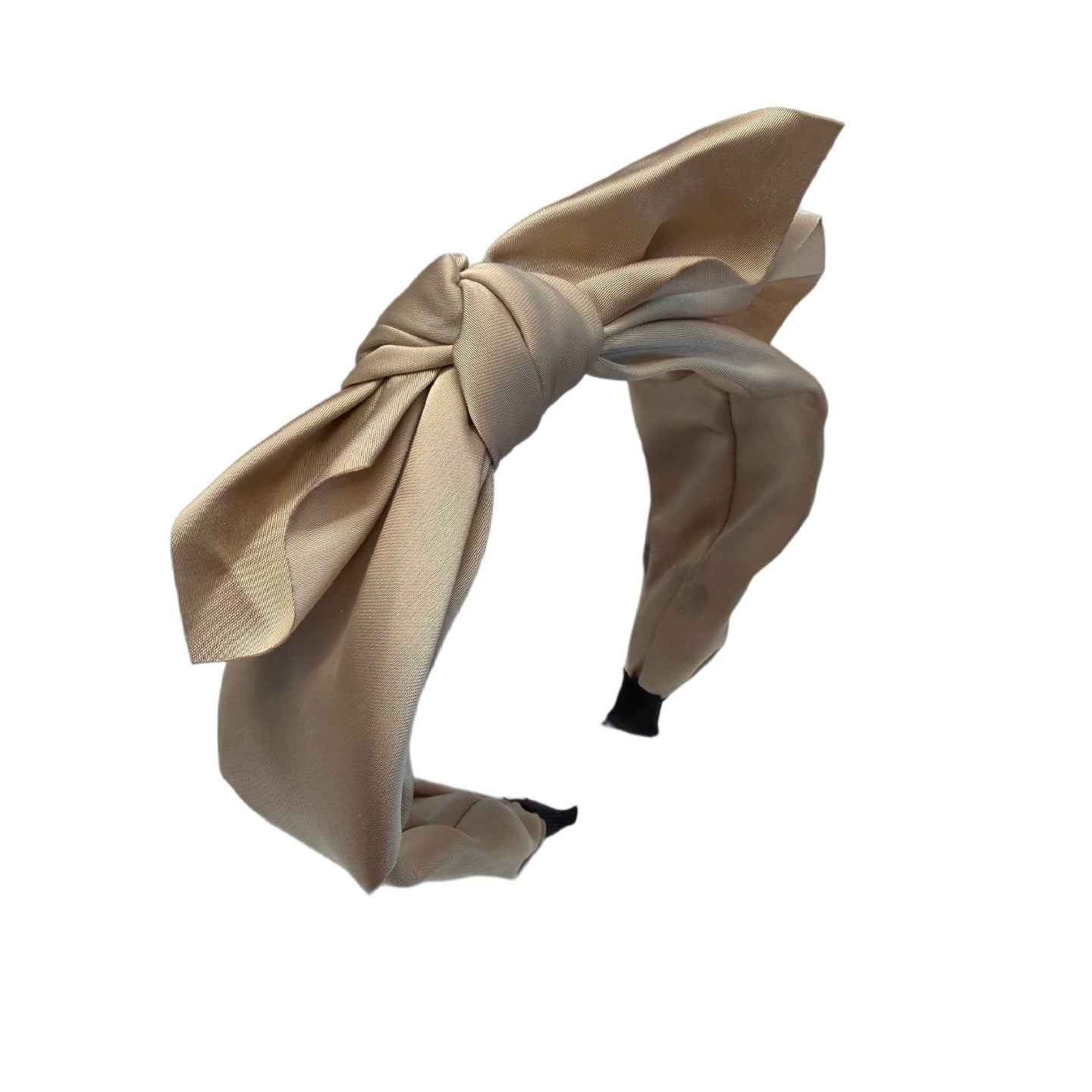 Swing & Satin — Reif mit auffälliger Top‑Schleife
