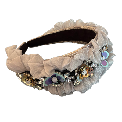Glamour Elegance – Edler Haarreif mit funkelnden Schmucksteinen und zarten Rüschen