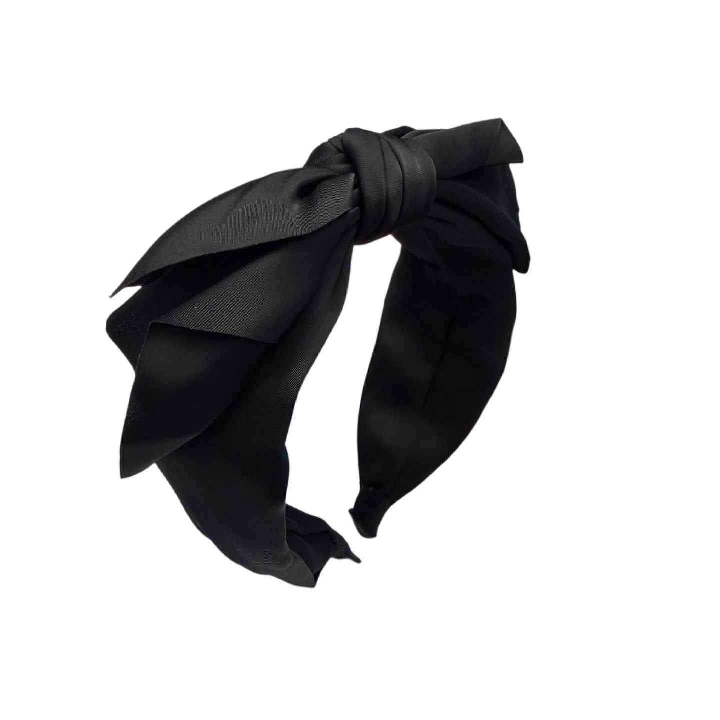 Swing & Satin — Reif mit auffälliger Top‑Schleife