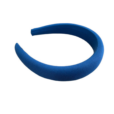 Ein Hauch von Blau – Schlichte Schönheit im Haar