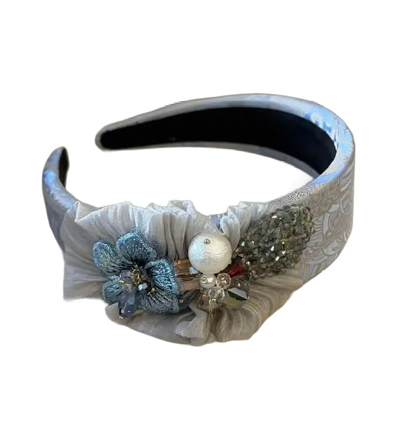 Blooming Grace – Eleganter Haarreifen mit Blüten, Perlen und funkelnden Schmucksteinen