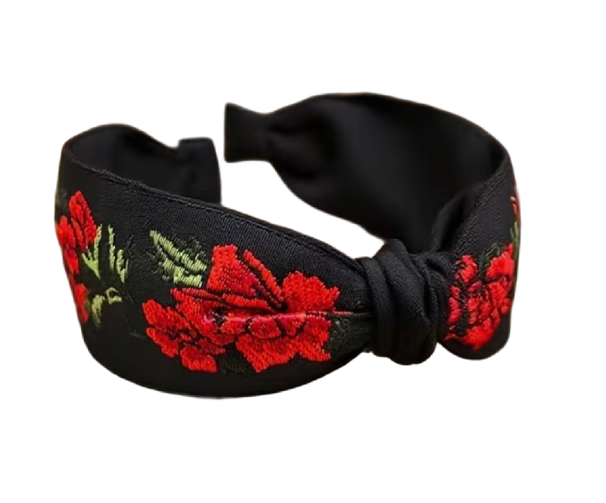 Schwarzer Jaguar-Haarreifen mit roten Blüten & grünen Blättern – Look mit Knoten