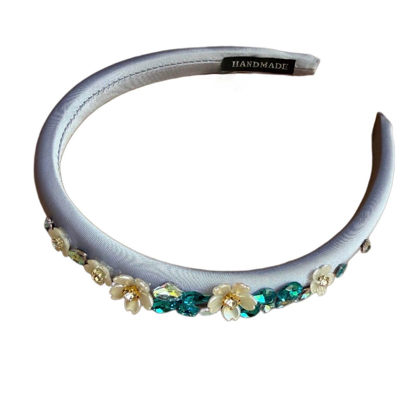 Schmaler Satin-Haarreifen mit Blüten & Strass – Zarte Eleganz mit glamourösem Glanz
