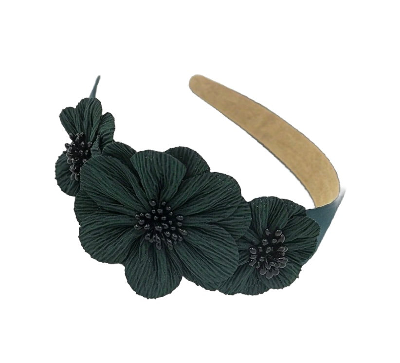 Dreiblüte — Eleganter Satin‑Haarreif mit seitigem Blumenbouquet
